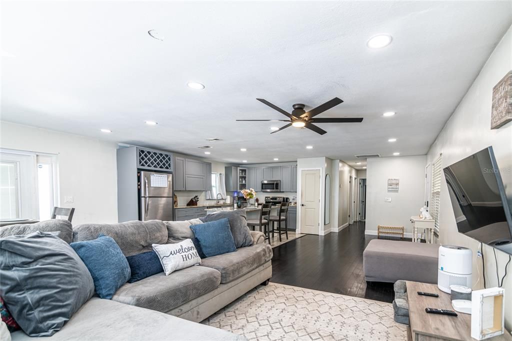 Active With Contract: $390,000 (3 beds, 2 baths, 1421 Square Feet)