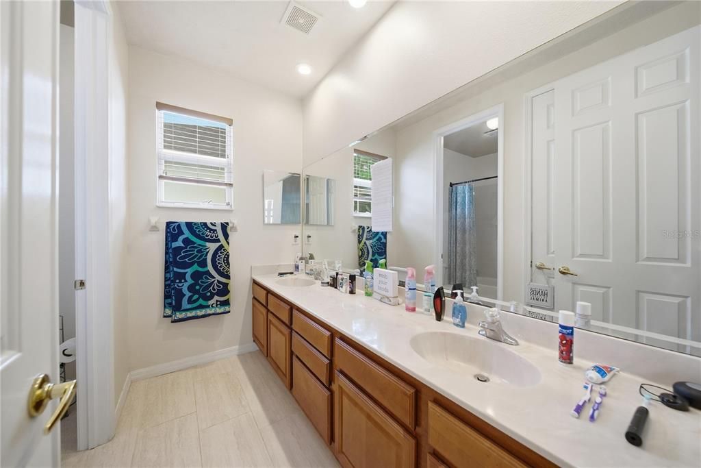 For Rent: $4,400 (6 beds, 4 baths, 4319 Square Feet)