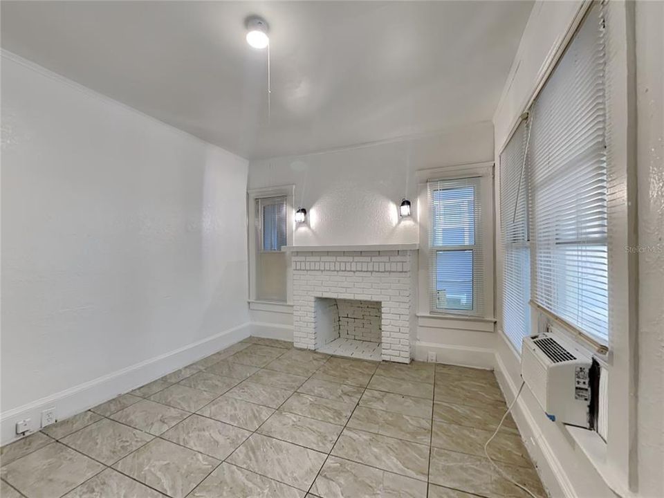 For Rent: $1,299 (2 beds, 1 baths, 1890 Square Feet)