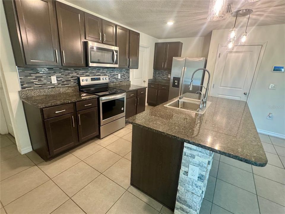 出租: $2,795 (5 贝兹, 3 浴室, 2502 平方英尺)