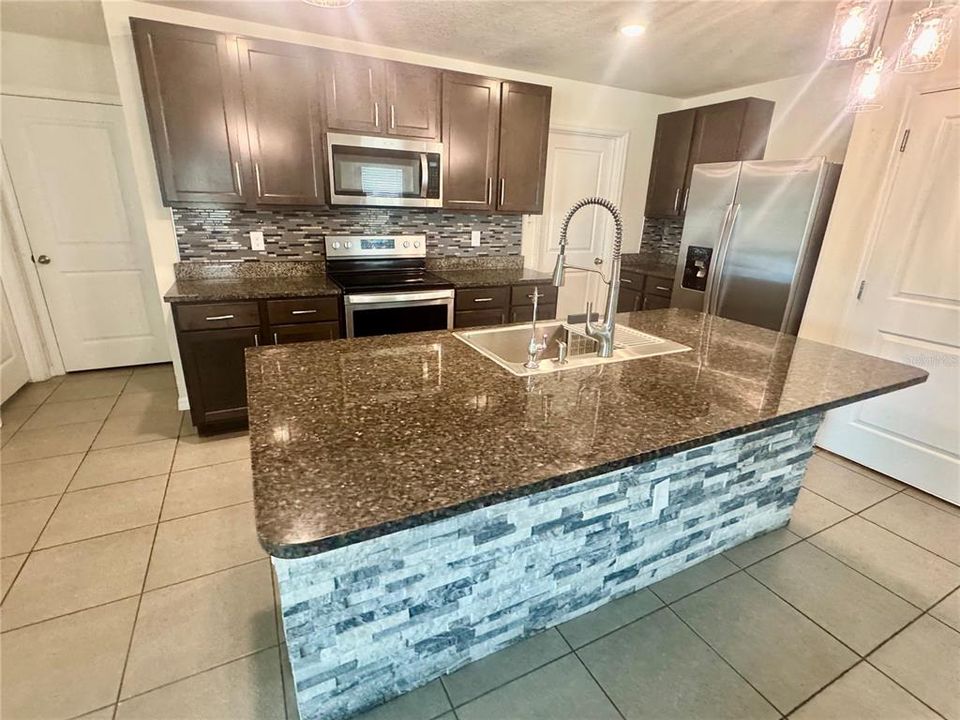 出租: $2,795 (5 贝兹, 3 浴室, 2502 平方英尺)