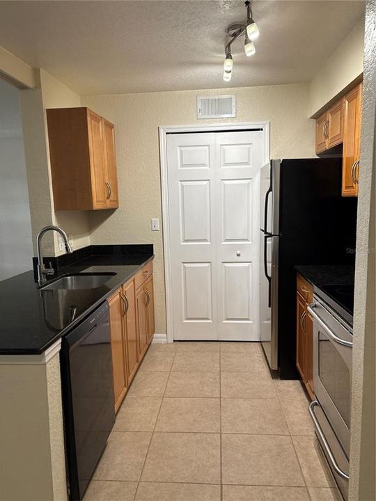Active With Contract: $1,550 (1 beds, 1 baths, 1178 Square Feet)