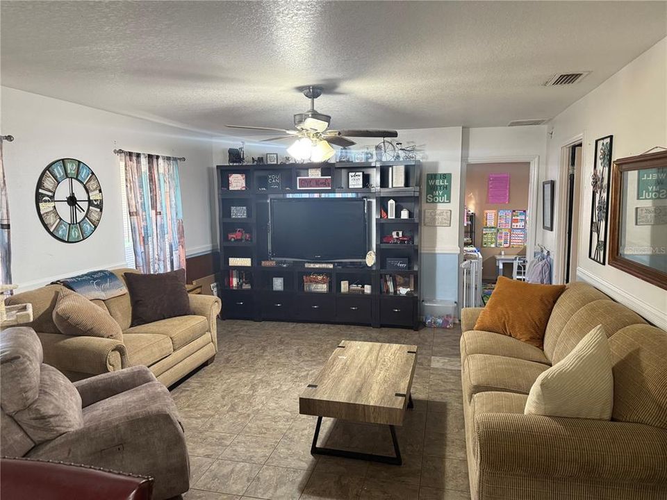 En Venta: $230,000 (3 camas, 2 baños, 1213 Pies cuadrados)