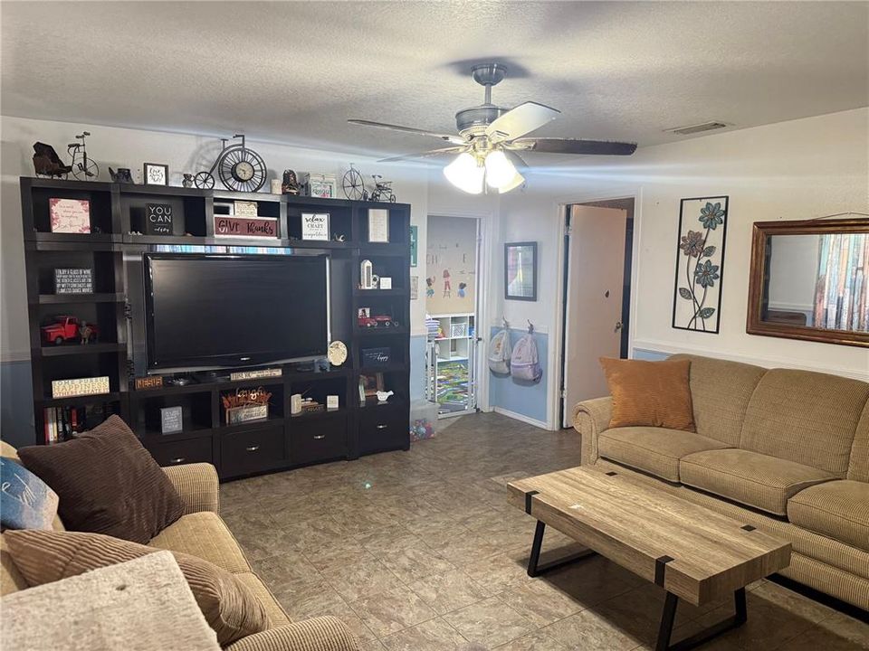 En Venta: $230,000 (3 camas, 2 baños, 1213 Pies cuadrados)