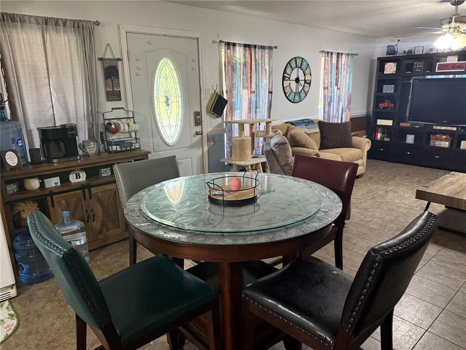 En Venta: $230,000 (3 camas, 2 baños, 1213 Pies cuadrados)