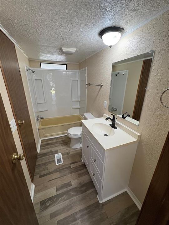 Active With Contract: $209,900 (3 beds, 2 baths, 1248 Square Feet)