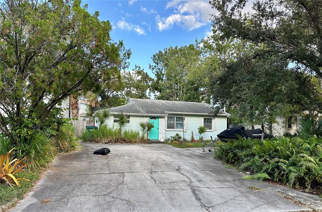 На продажу: $579,000 (0.14 acres)