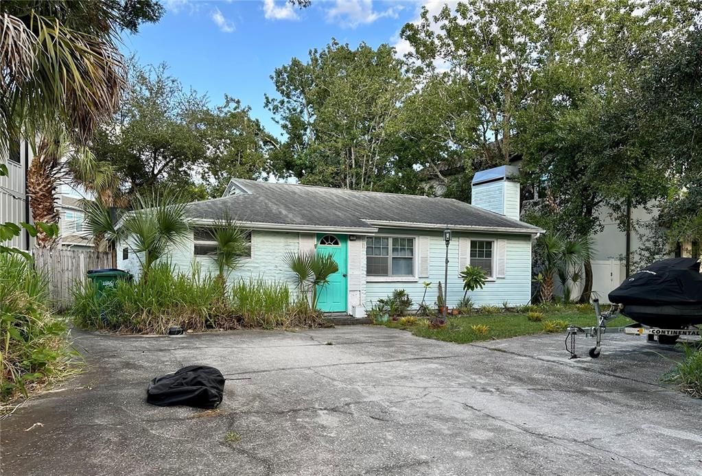 На продажу: $579,000 (0.14 acres)