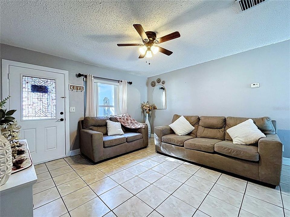 For Sale: $324,900 (4 beds, 2 baths, 1162 Square Feet)