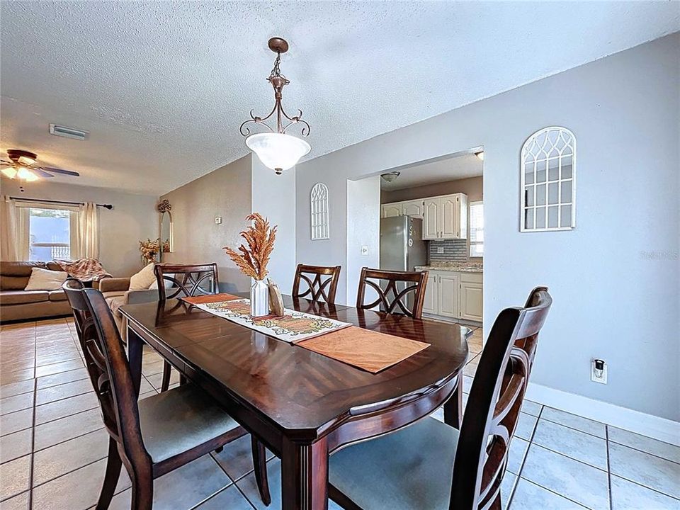 For Sale: $324,900 (4 beds, 2 baths, 1162 Square Feet)