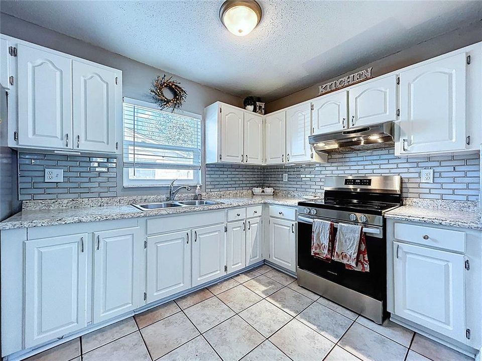 For Sale: $324,900 (4 beds, 2 baths, 1162 Square Feet)