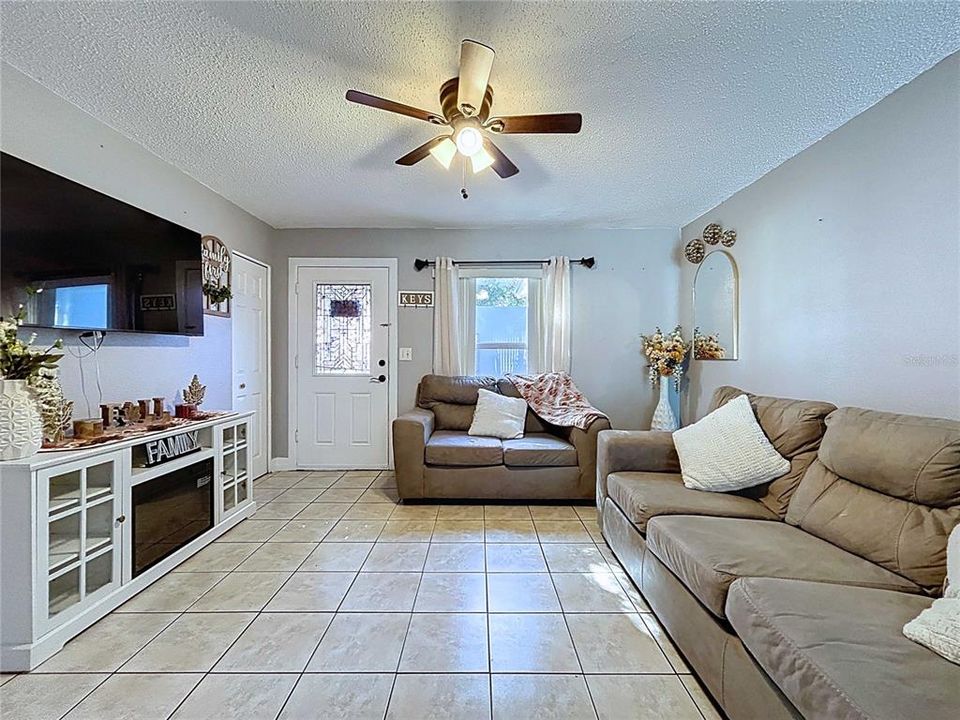 For Sale: $324,900 (4 beds, 2 baths, 1162 Square Feet)