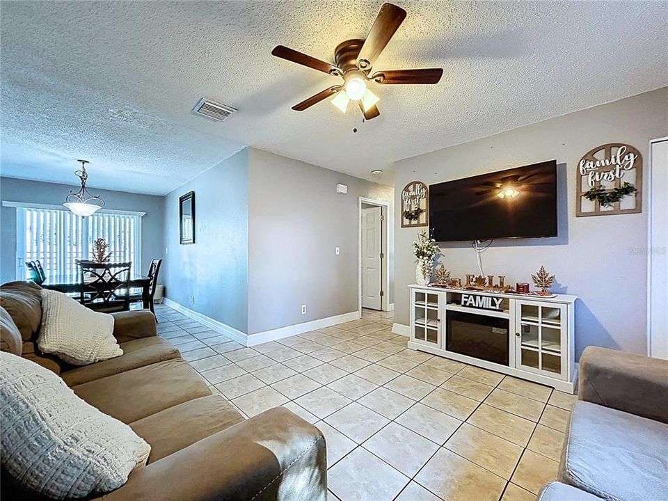 For Sale: $324,900 (4 beds, 2 baths, 1162 Square Feet)