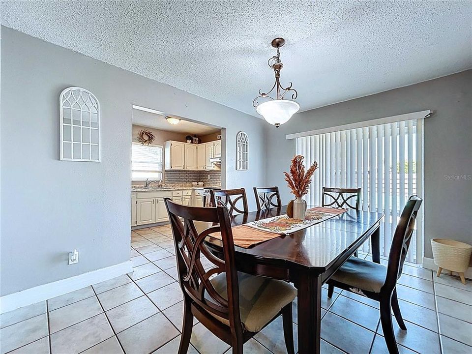 For Sale: $324,900 (4 beds, 2 baths, 1162 Square Feet)