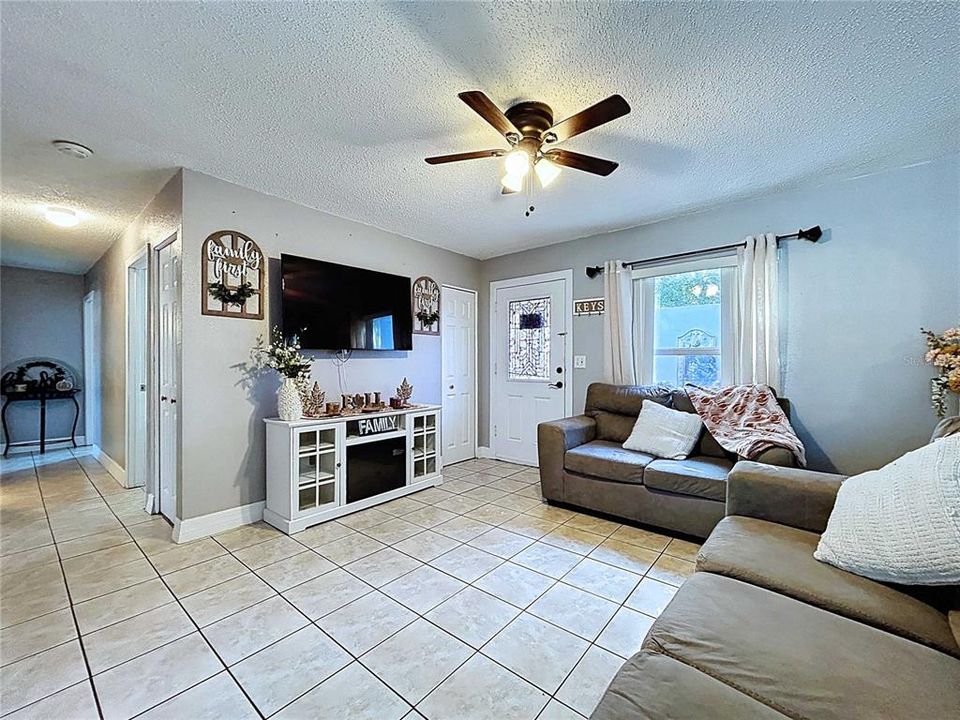 For Sale: $324,900 (4 beds, 2 baths, 1162 Square Feet)