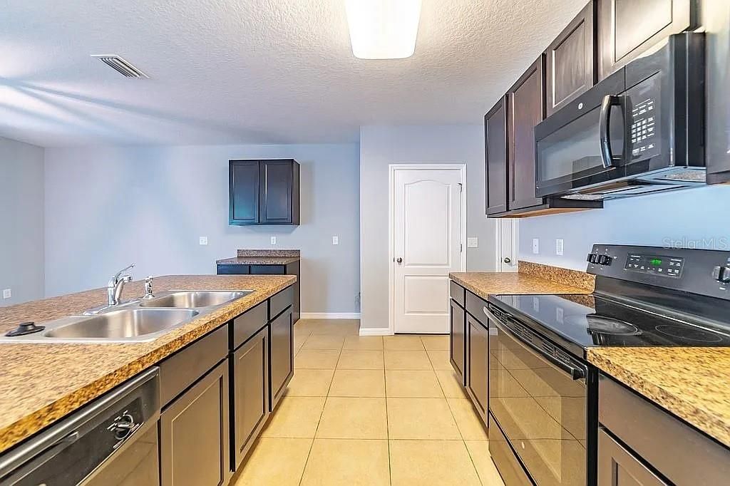 待售: $385,000 (4 贝兹, 2 浴室, 2086 平方英尺)