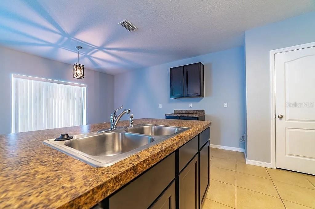 待售: $385,000 (4 贝兹, 2 浴室, 2086 平方英尺)