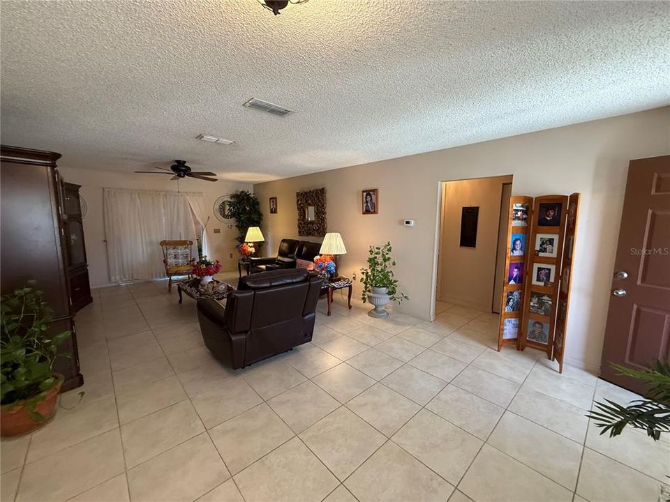 待售: $217,000 (3 贝兹, 2 浴室, 1526 平方英尺)