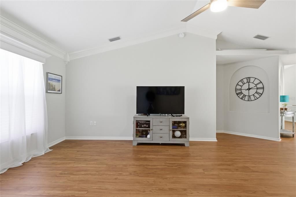 Activo con contrato: $389,000 (3 camas, 2 baños, 1934 Pies cuadrados)