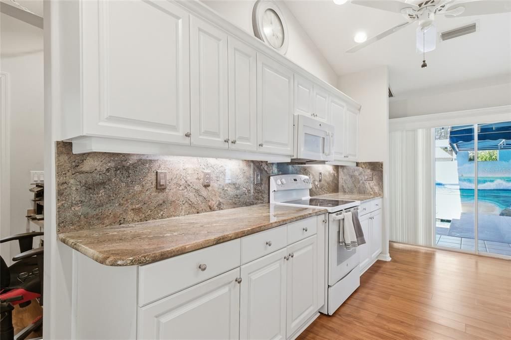 Activo con contrato: $389,000 (3 camas, 2 baños, 1934 Pies cuadrados)