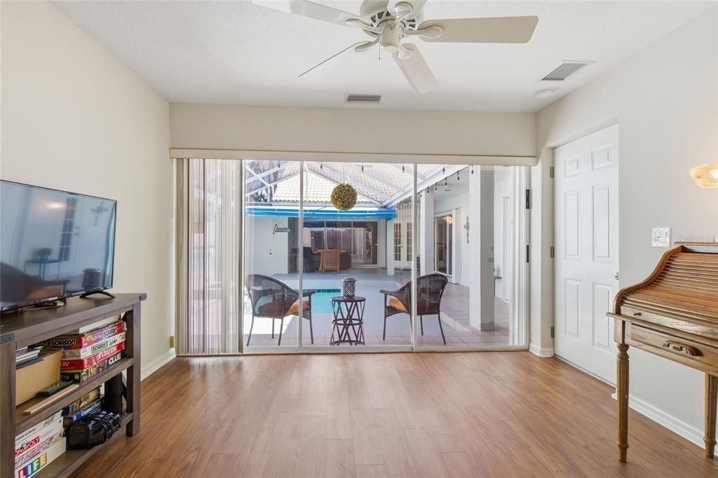 Activo con contrato: $389,000 (3 camas, 2 baños, 1934 Pies cuadrados)