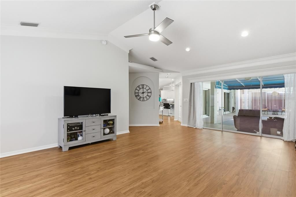 Activo con contrato: $389,000 (3 camas, 2 baños, 1934 Pies cuadrados)