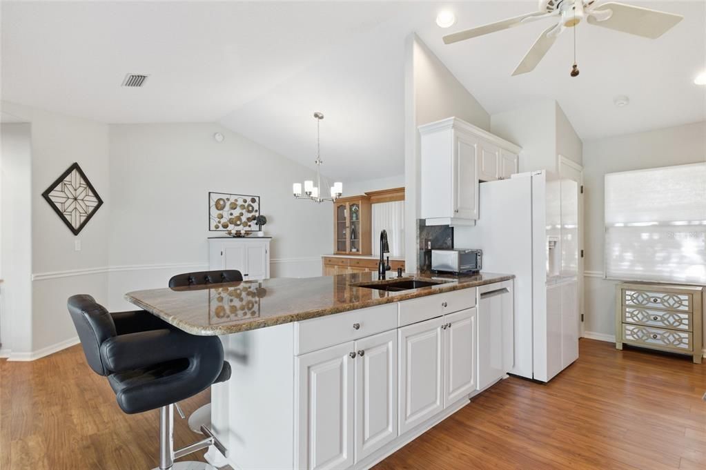 Activo con contrato: $389,000 (3 camas, 2 baños, 1934 Pies cuadrados)