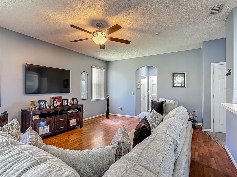 For Rent: $3,000 (4 beds, 2 baths, 3061 Square Feet)