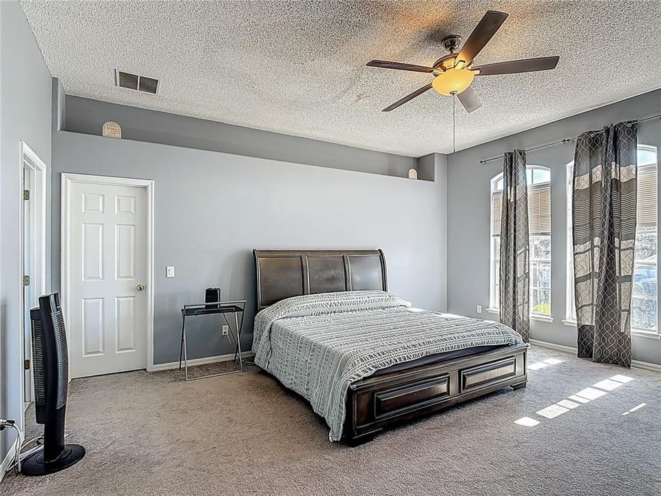 For Rent: $3,000 (4 beds, 2 baths, 3061 Square Feet)