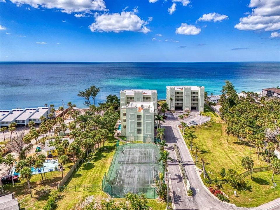 Active With Contract: $1,399,000 (3 beds, 2 baths, 2639 Square Feet)