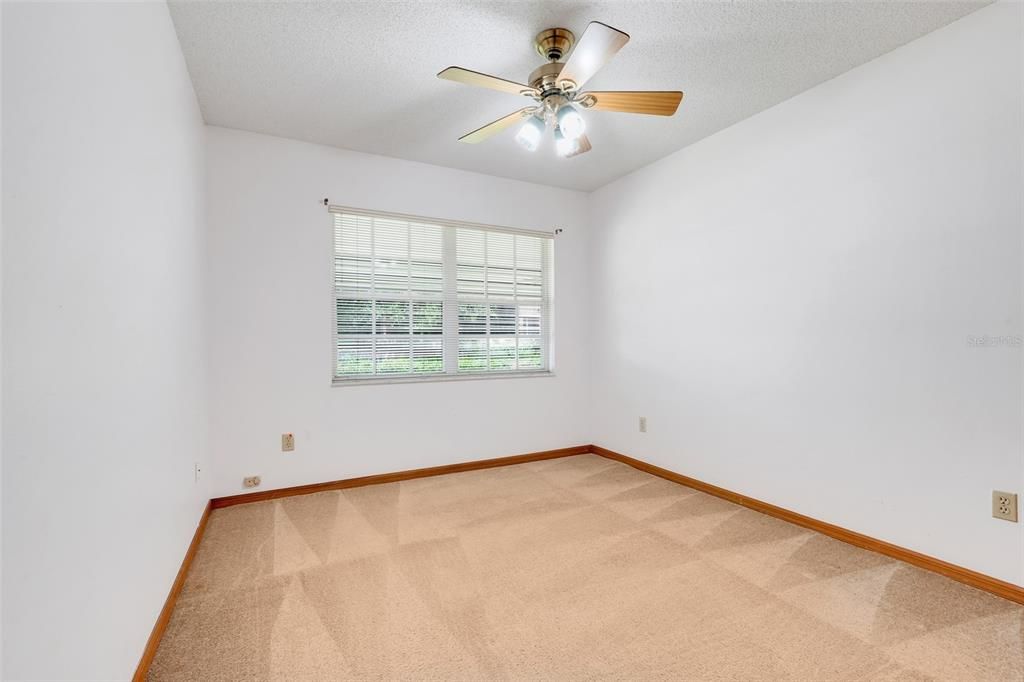 合同活跃: $225,000 (2 贝兹, 2 浴室, 1100 平方英尺)