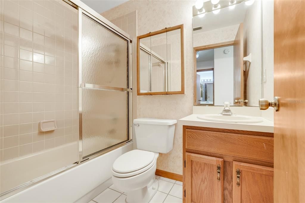 合同活跃: $225,000 (2 贝兹, 2 浴室, 1100 平方英尺)