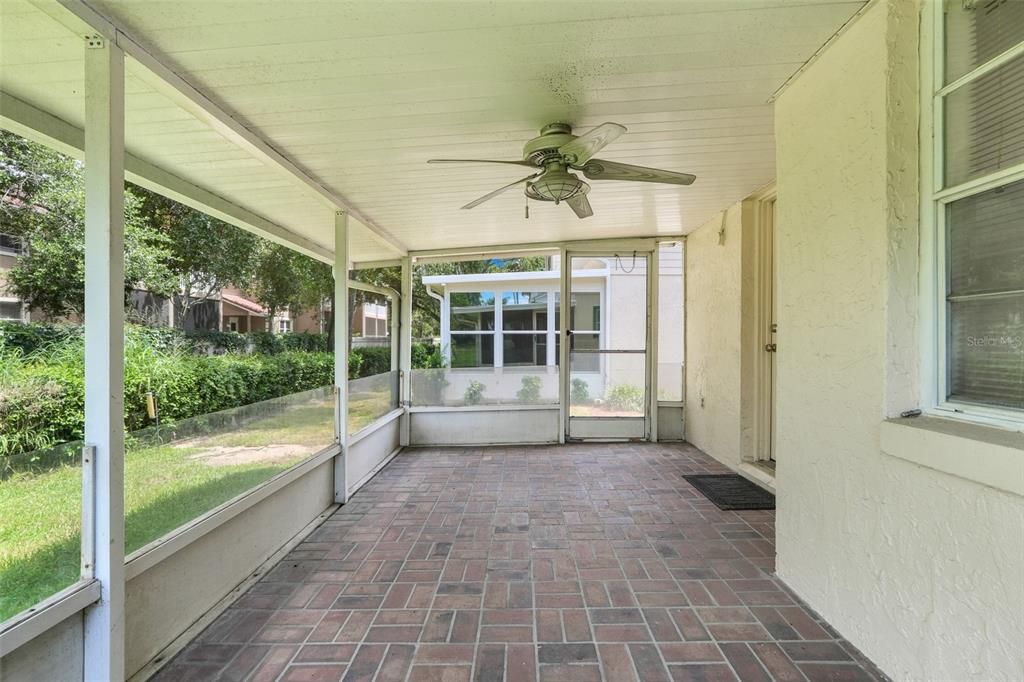 合同活跃: $225,000 (2 贝兹, 2 浴室, 1100 平方英尺)