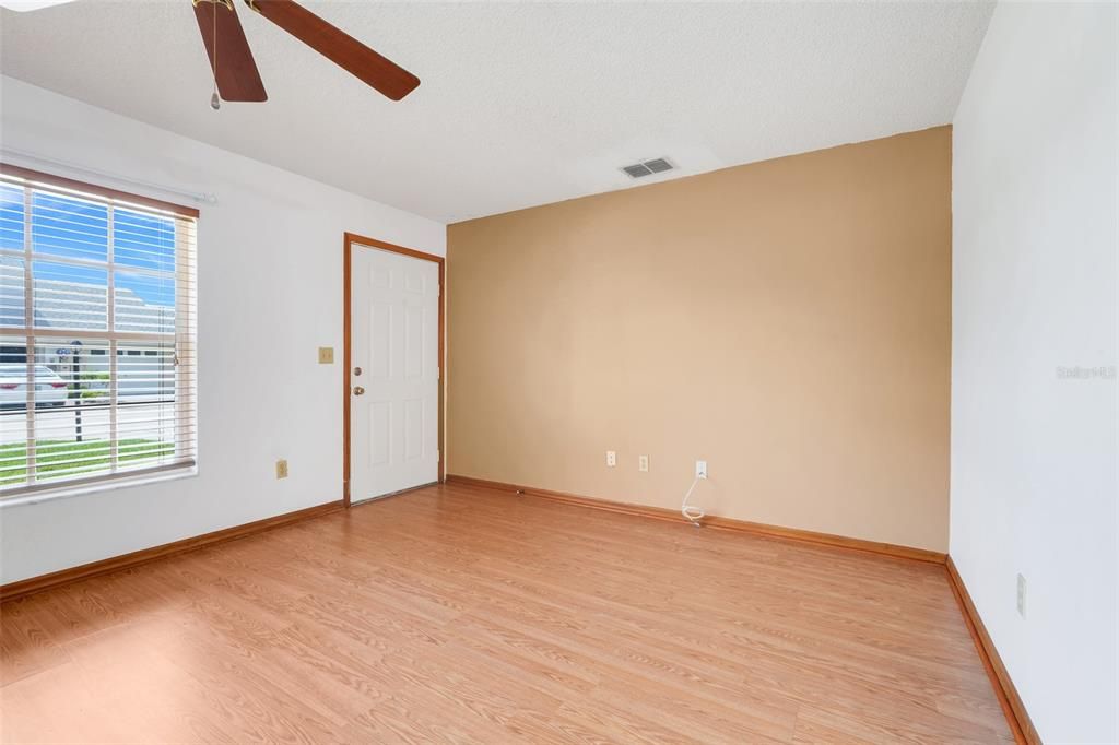 合同活跃: $225,000 (2 贝兹, 2 浴室, 1100 平方英尺)