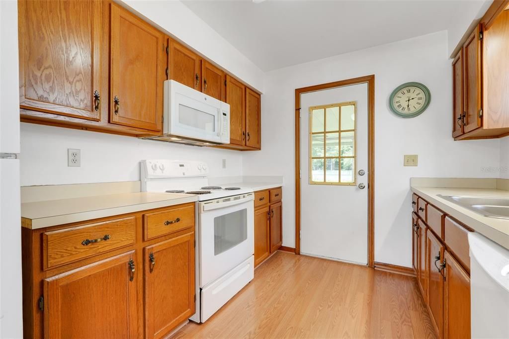 合同活跃: $225,000 (2 贝兹, 2 浴室, 1100 平方英尺)