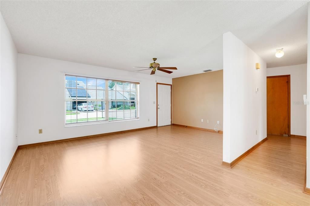 合同活跃: $225,000 (2 贝兹, 2 浴室, 1100 平方英尺)