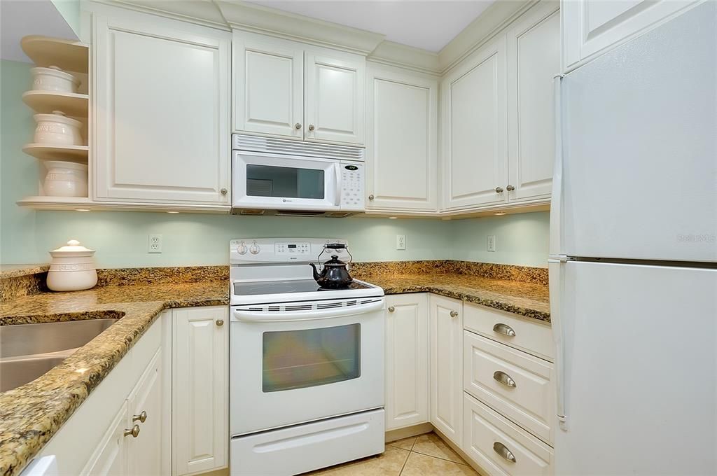 合同活跃: $175,000 (2 贝兹, 2 浴室, 888 平方英尺)