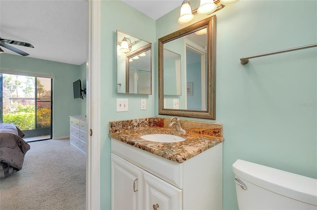 合同活跃: $175,000 (2 贝兹, 2 浴室, 888 平方英尺)