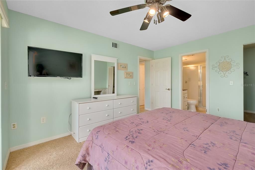 合同活跃: $175,000 (2 贝兹, 2 浴室, 888 平方英尺)