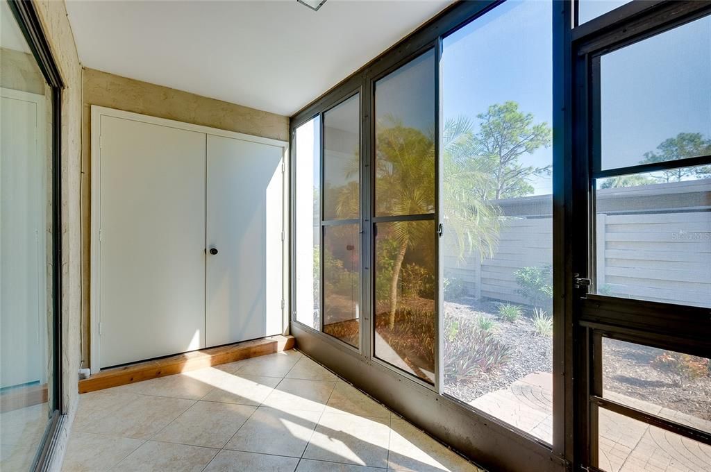 合同活跃: $175,000 (2 贝兹, 2 浴室, 888 平方英尺)