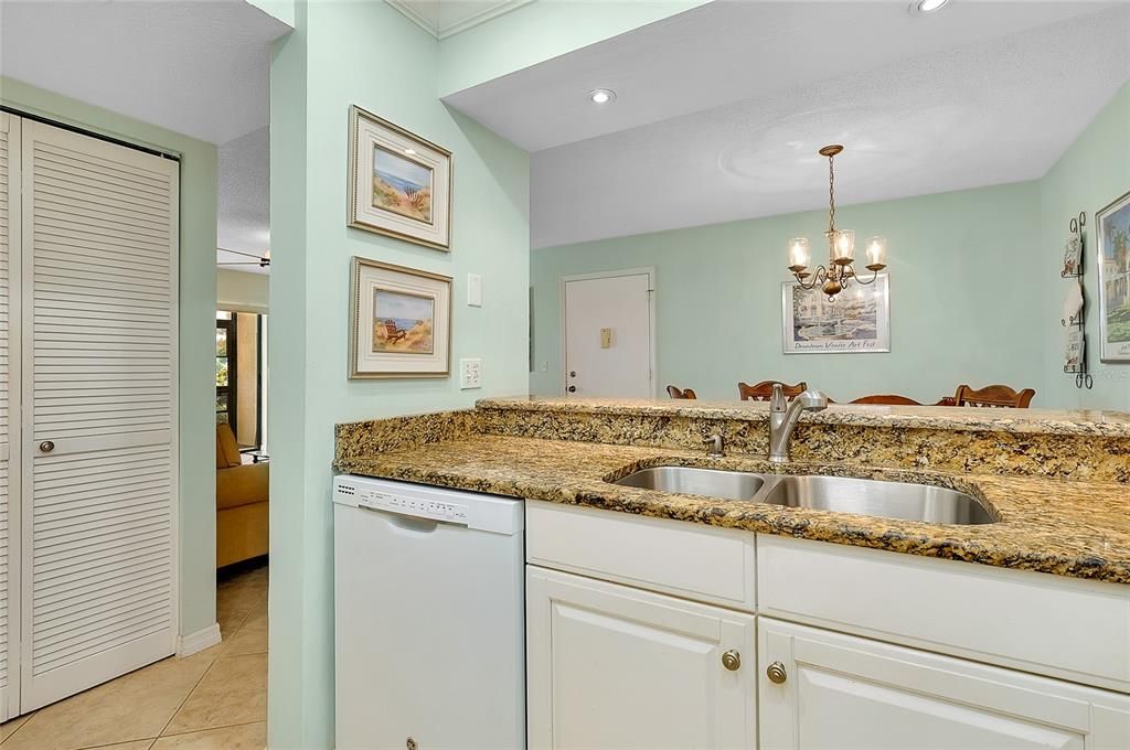 合同活跃: $175,000 (2 贝兹, 2 浴室, 888 平方英尺)