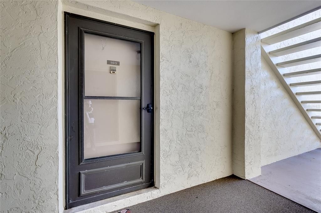 合同活跃: $175,000 (2 贝兹, 2 浴室, 888 平方英尺)