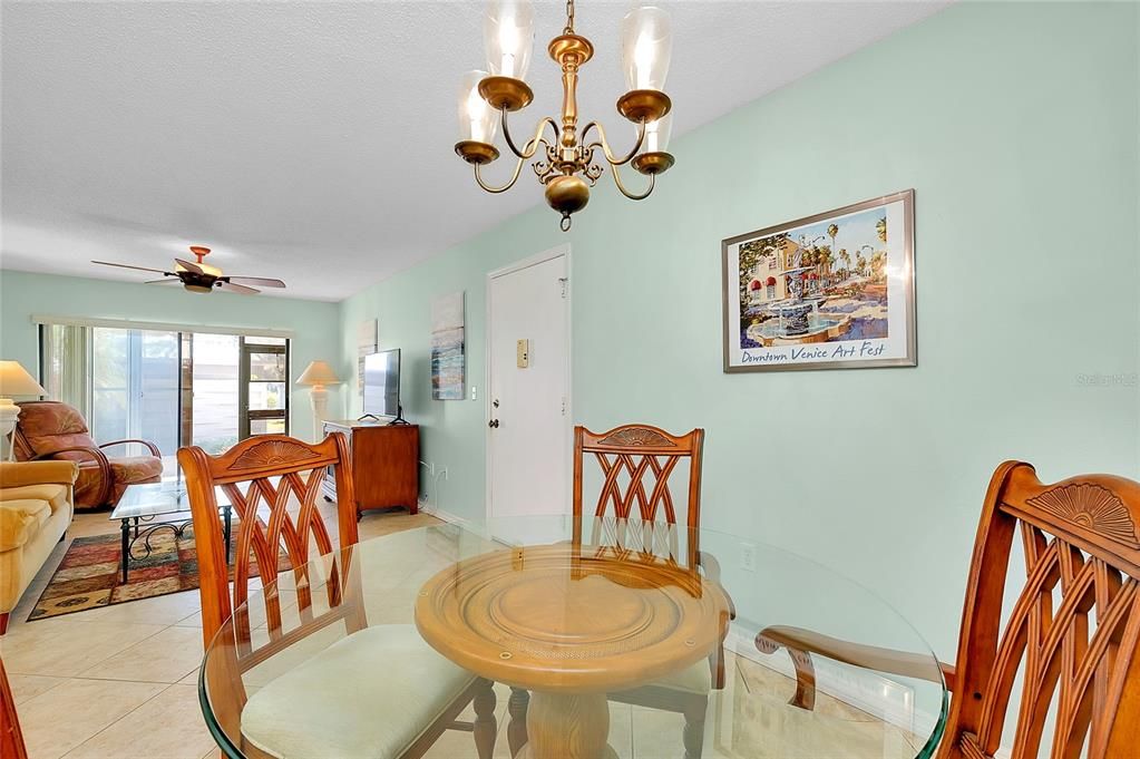 合同活跃: $175,000 (2 贝兹, 2 浴室, 888 平方英尺)