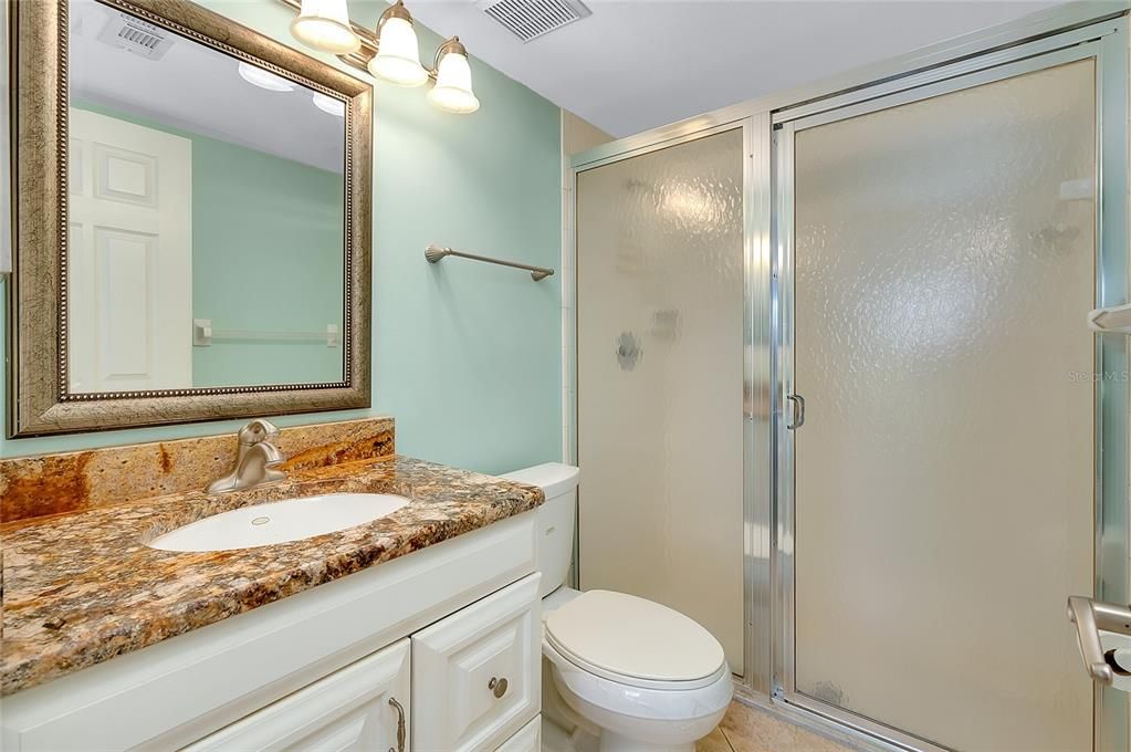 合同活跃: $175,000 (2 贝兹, 2 浴室, 888 平方英尺)