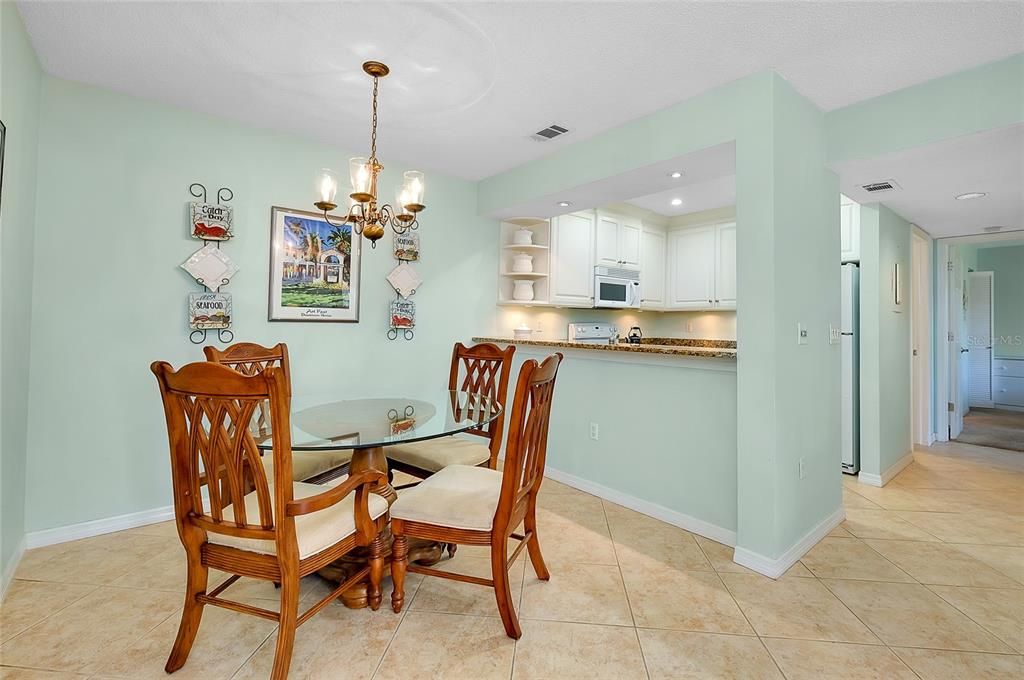 合同活跃: $175,000 (2 贝兹, 2 浴室, 888 平方英尺)