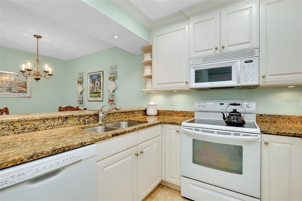 合同活跃: $175,000 (2 贝兹, 2 浴室, 888 平方英尺)