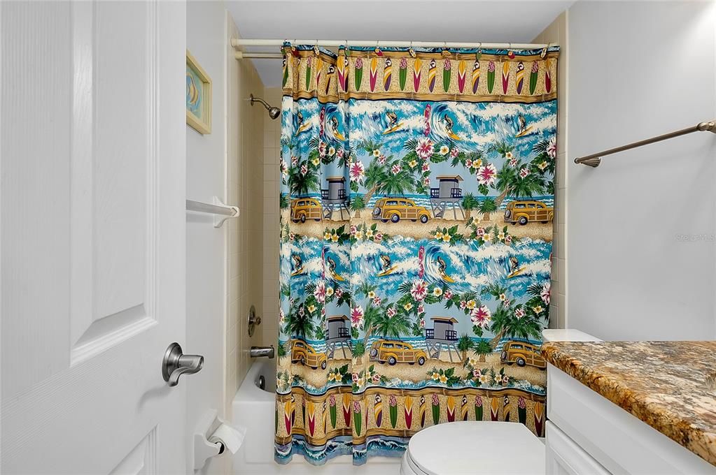 合同活跃: $175,000 (2 贝兹, 2 浴室, 888 平方英尺)