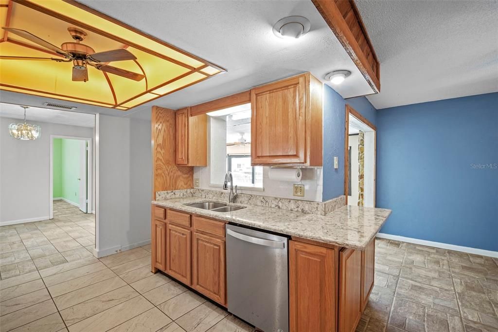 En Venta: $749,900 (4 camas, 2 baños, 2198 Pies cuadrados)