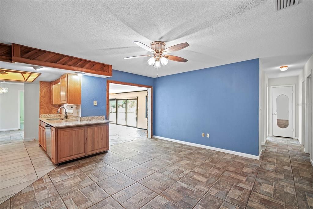 En Venta: $749,900 (4 camas, 2 baños, 2198 Pies cuadrados)