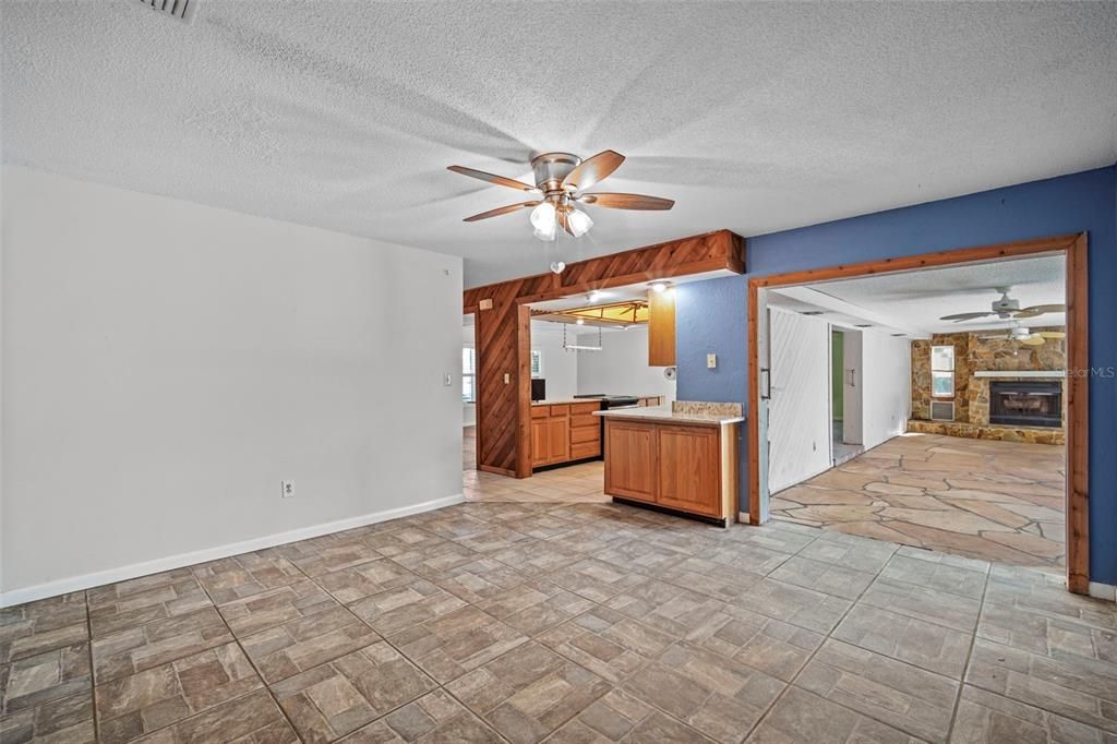 En Venta: $749,900 (4 camas, 2 baños, 2198 Pies cuadrados)